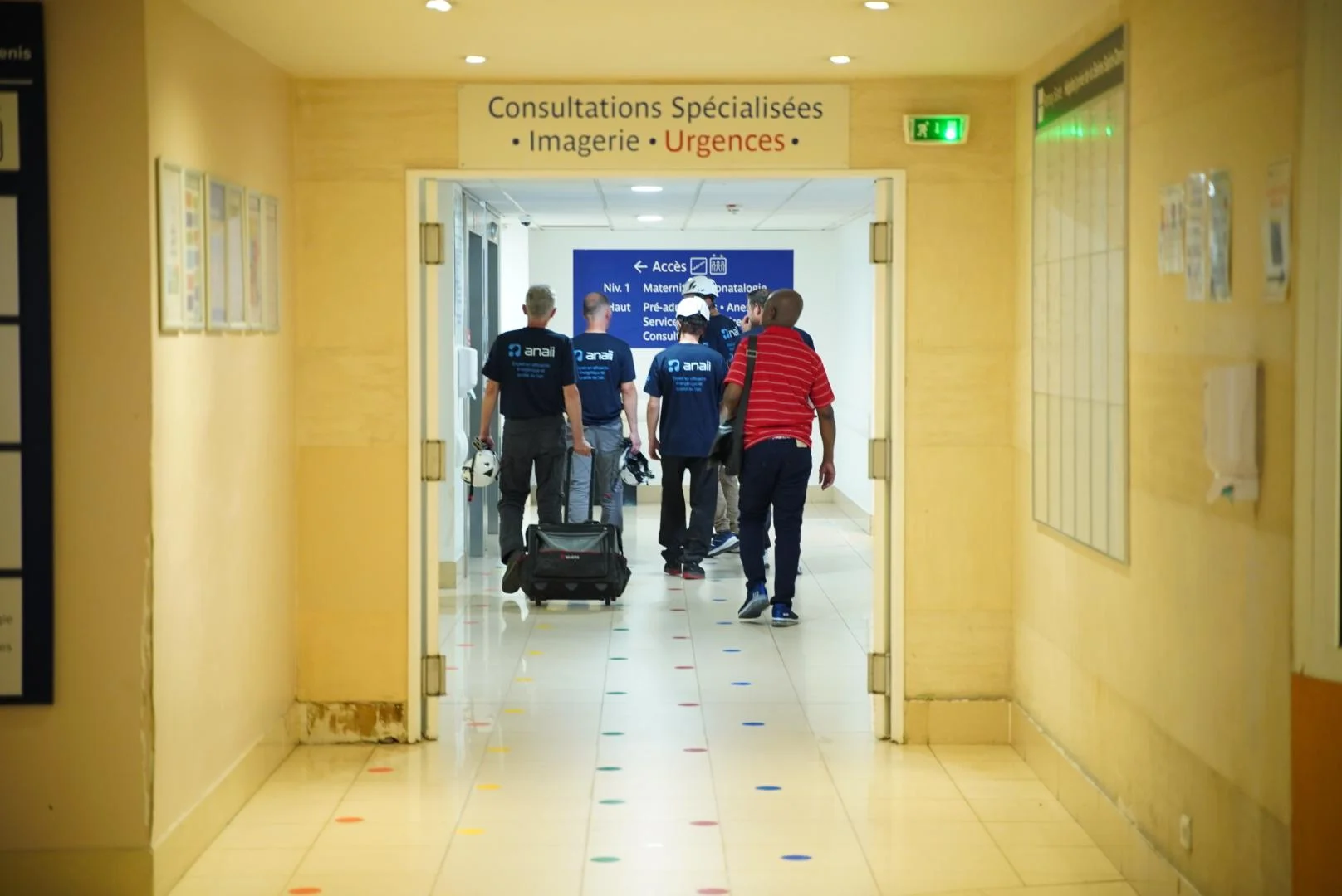 L’équipe ANAII et son matériel dans le couloir d’un établissement de santé